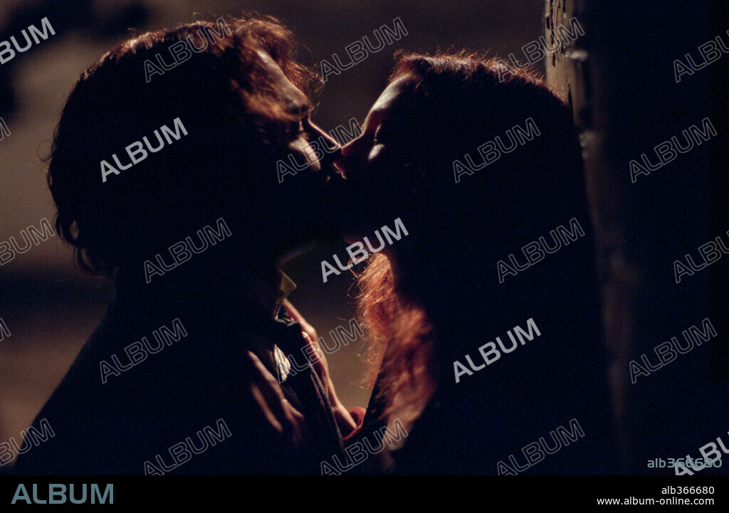 HEATHER GRAHAM and JOHNNY DEPP in FROM HELL, 2001, directed by ALBERT HUGHES and ALLEN HUGHES. Copyright 20TH CENTURY FOX / VOLLMER, JURGEN.