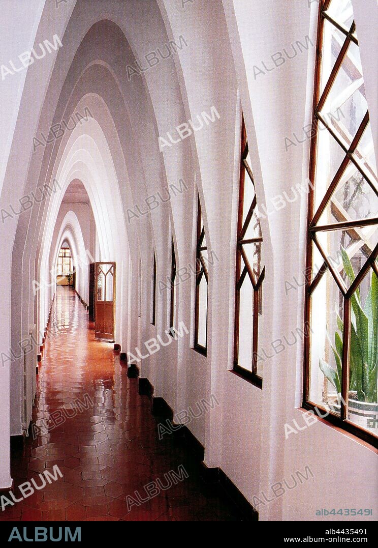 Colegio Teresiano de Barcelona de Antoni Gaudí (Barcelona, 1888-1889), 2002.