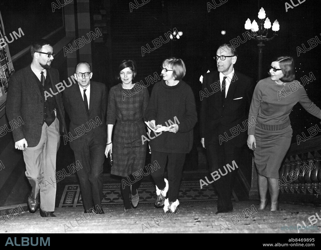 Uppsala 1965-01-07. Deltagare på väg till debatten om demokratins sexualsyn. Från vänster redaktör Hans Nestius, redaktör C-G Boëthius, fru Birgitte Häger, Ingrid Espri, överläkare Sven Ivar Rollof och redaktör Gunnel Thörnander. Foto: SvD / TT / kod 12014.