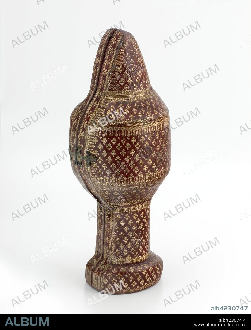 ANÓNIMO. Anónimo / 'Estuche para vaso aovado de ágata con camafeos en pie, vástago y remate'. 1650 - 1711. Cuero, Madera, Tela, 34,5 x 16 cm.
