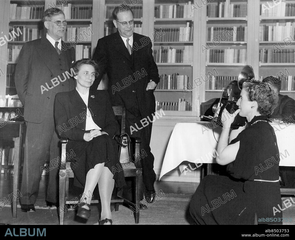 Stockholm 1949-11-24. Utrikesminister Östen Undén och statsminister Tage Erlander med hustrun Aina fotograferas av amerikanska journalisten Cecilia B. Martin. Foto: SvD / TT / kod 12014.
