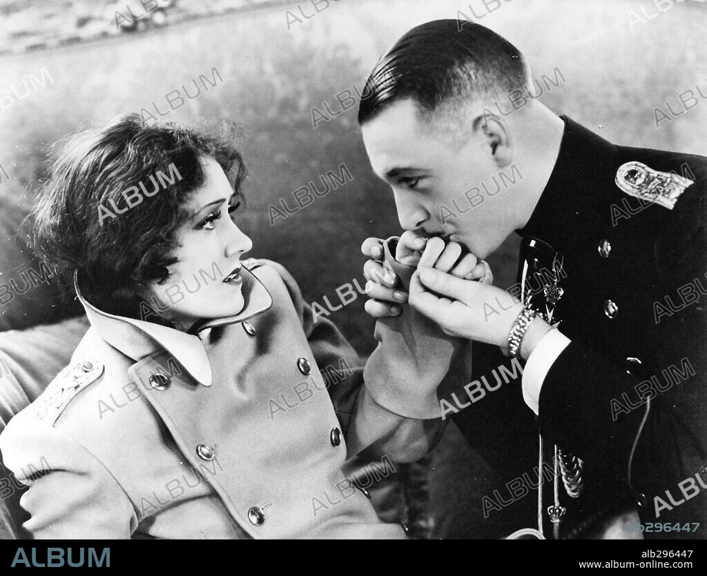 GLORIA SWANSON y WALTER BYRON en LA REINA KELLY, 1929 (QUEEN KELLY), dirigida por ERICH VON STROHEIM. Copyright UNITED ARTISTS.