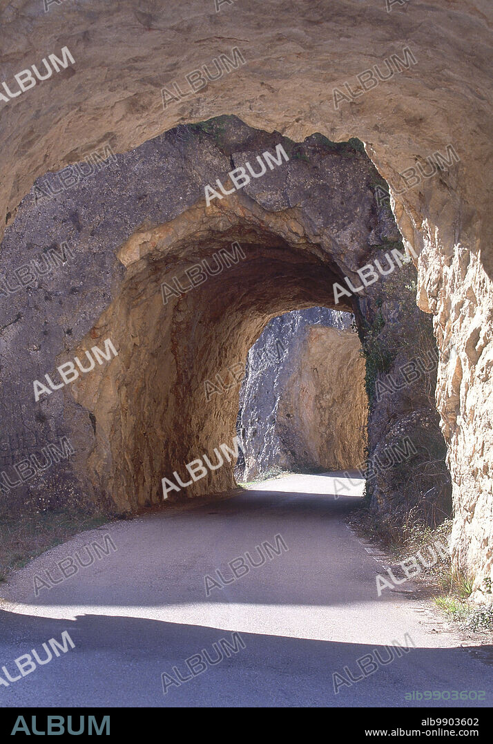 PUERTA DEL INFIERNO ENTRE LOS PUEBLOS DE CAÑAMARES Y FUERTESCUSA.
