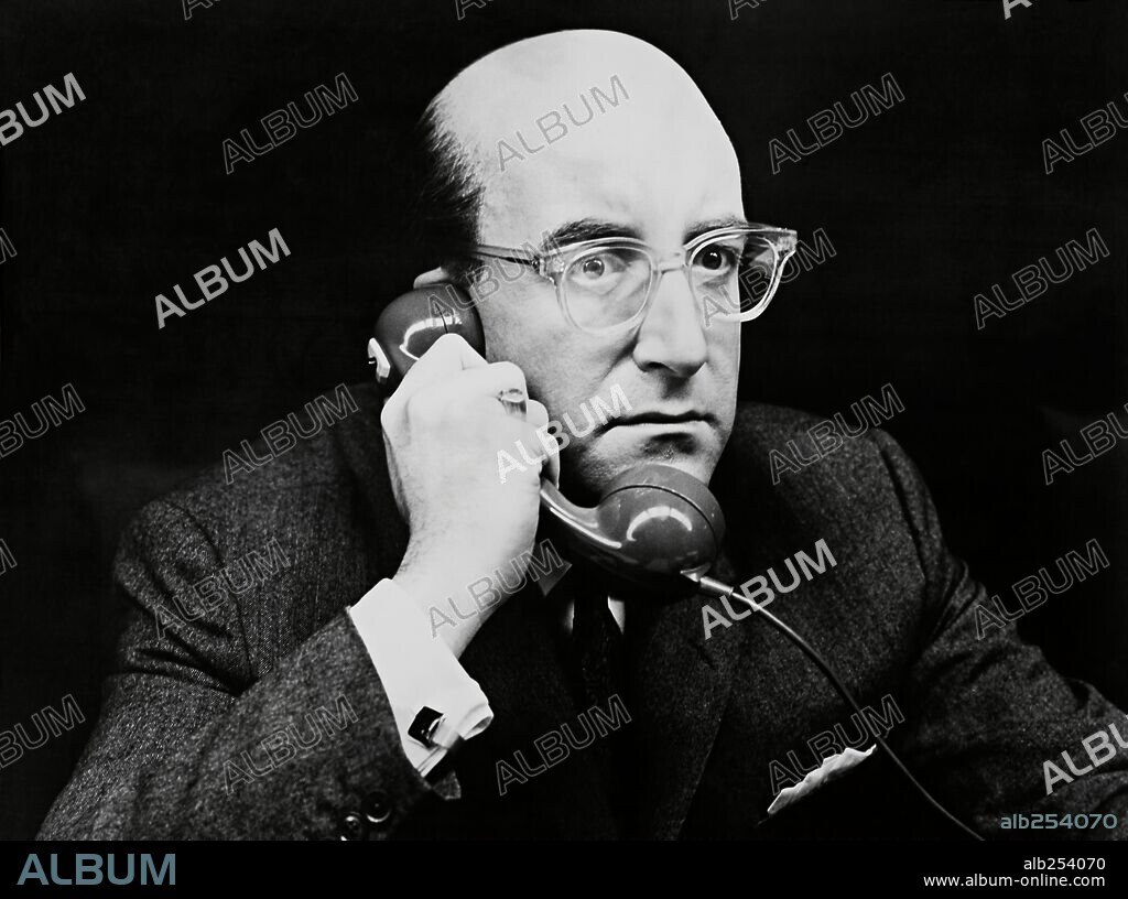 PETER SELLERS en TELEFONO ROJO, VOLAMOS HACIA MOSCU, 1964 (DR. STRANGELOVE OR: HOW I LEARNED TO STOP WORRYING AND LOVE THE BOMB), dirigida por STANLEY KUBRICK. Copyright HAWK FILMS PROD/COLUMBIA.