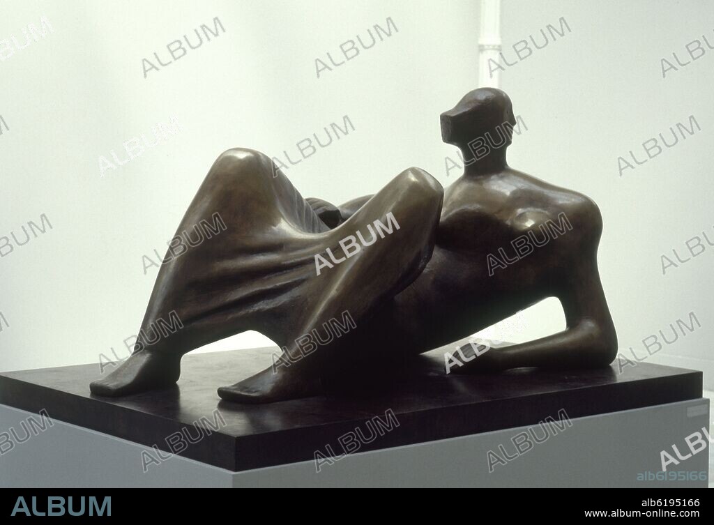 HENRY MOORE. FIGURA HUMANA RECOSTADA MIRANDO PARA ATRAS.