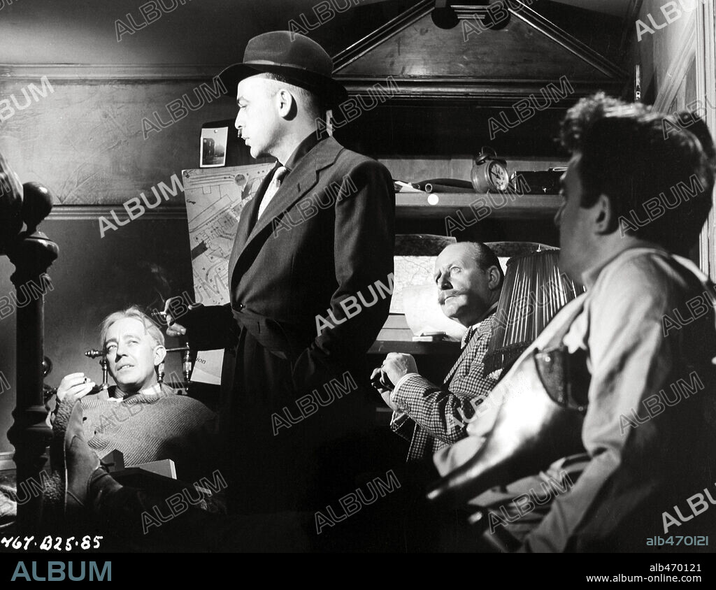 ALEC GUINNESS, LOM HERBERT, CECIL PARKER and peter sellers. ALEC GUINNESS, CECIL PARKER, HERBERT LOM and PETER SELLERS in THE LADYKILLERS, 1955, directed by ALEXANDER MACKENDRICK. Copyright EALING/RANK.