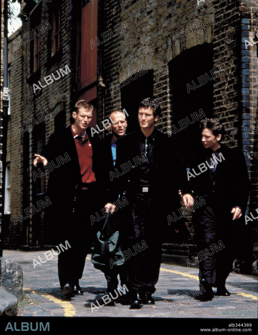DEXTER FLETCHER, JASON FLEMYNG, JASON STATHAM and NICK MORAN in TWO SMOKING BARRELS, 1998 (LOCK, STOCK, AND TWO SMOKING BARRELS), directed by GUY RITCHIE. Copyright HANDMADE FILMS / PEARSON, S.