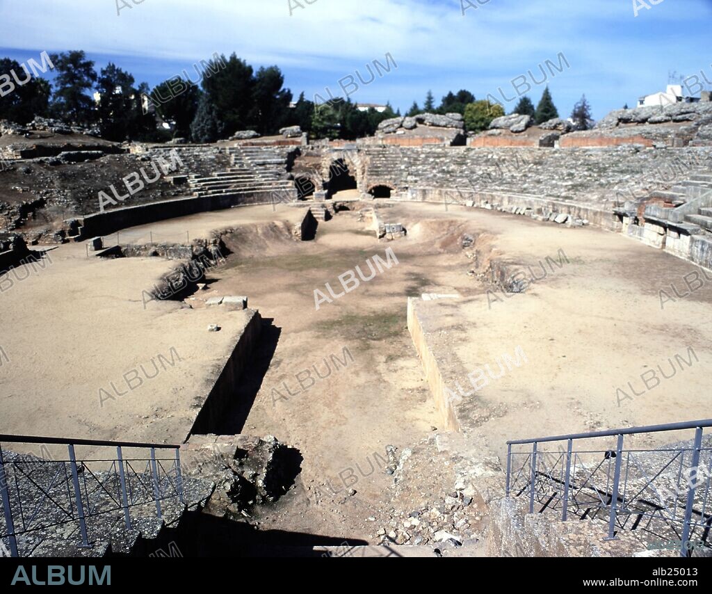 Anfiteatro de Mérida, Badajoz.8 a.C. 126 x 103 m. Medidas de la arena: 64 x 41 m. Podía contener 15.000 espectadores.