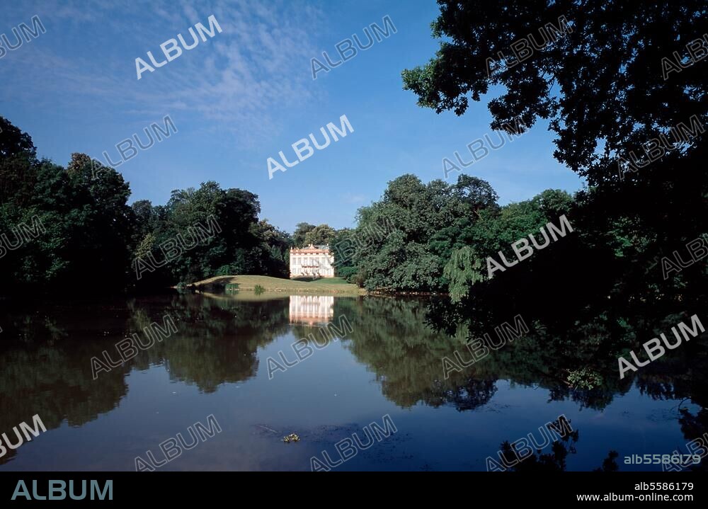 Aschaffenburg (Unterfranken, Bayern), Park Schönbusch. (angelegt ab 1775 für Kurfürst-Erzbischof Friedrich Carl von Erthalt; Arch.: E.J. von Herigoyen u. F.L.Sckell). Blick zum Schlösschen (erb. 1778/79; Arch.: Emmanuel Joseph d'Herigoyen). Foto.