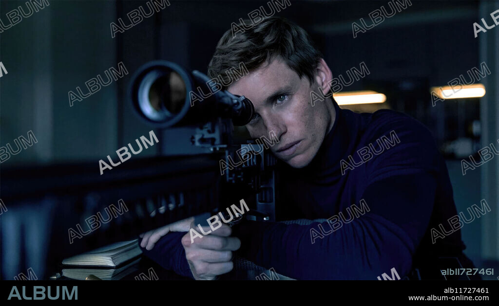 EDDIE REDMAYNE dans THE DAY OF THE JACKAL, 2024, réalisé par ANU MENON, BRIAN KIRK et PAUL WILMSHURST. Copyright CARNIVAL FILM & TELEVISION.