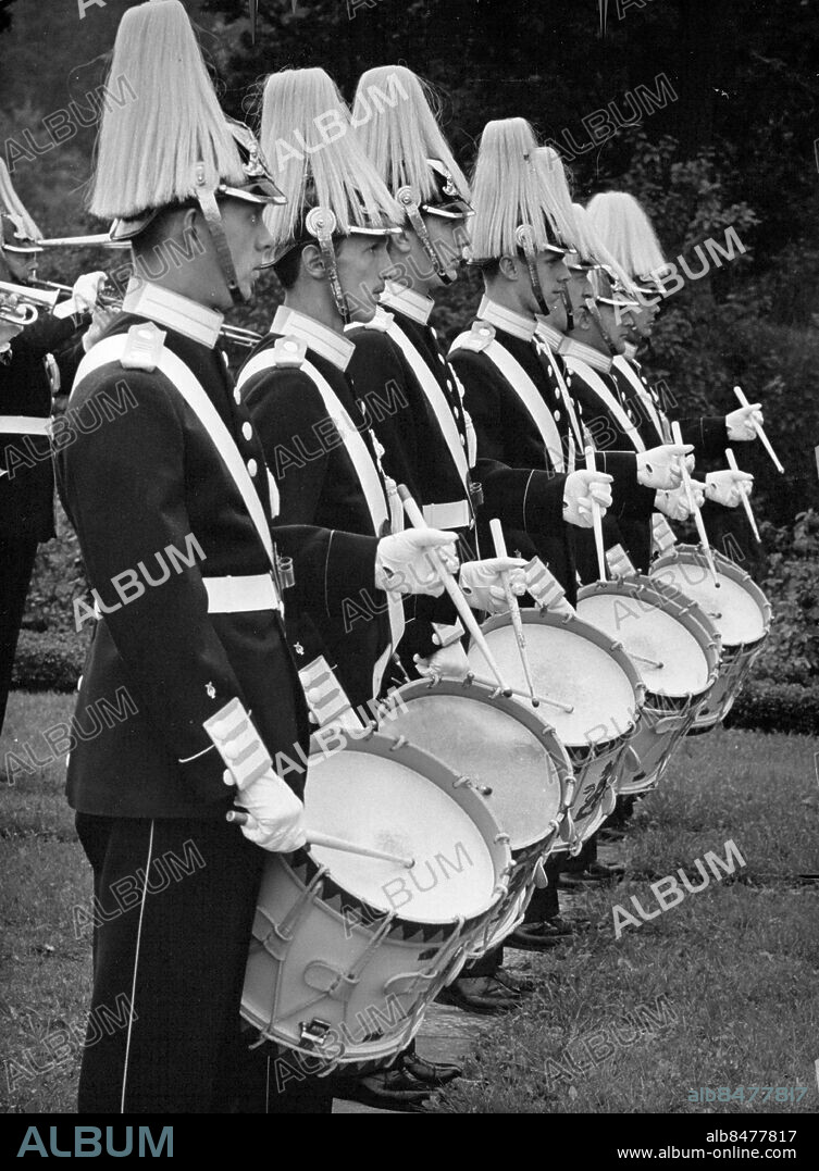 Ulriksdal 1961-08-17. Med armlängds avstånd ställde Svea Livgardes musikkår upp sig för fotografering. Trumslagarna anförde. Foto: Jan Björsell / SvD / TT / kod 12014.