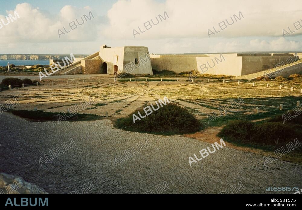 Sagres (Algarve / Portugal), Festung (Fortaleza) auf der Ponta de Sagres (legendäre Seefahrerschule). Teilansicht: sog. Windrose (aus Steinen zusammengesetzter Bodenkreis von 43 m Durchmesser, vermutlich aus dem 15. Jh. im Hof der alten Fortaleza). Foto, 1996.