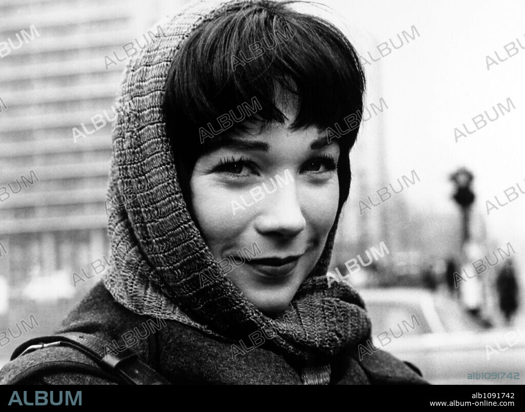 SHIRLEY MACLAINE en CUALQUIER DÍA EN CUALQUIER ESQUINA, 1962 (TWO FOR THE SEESAW), dirigida por ROBERT WISE. Copyright UNITED ARTISTS.