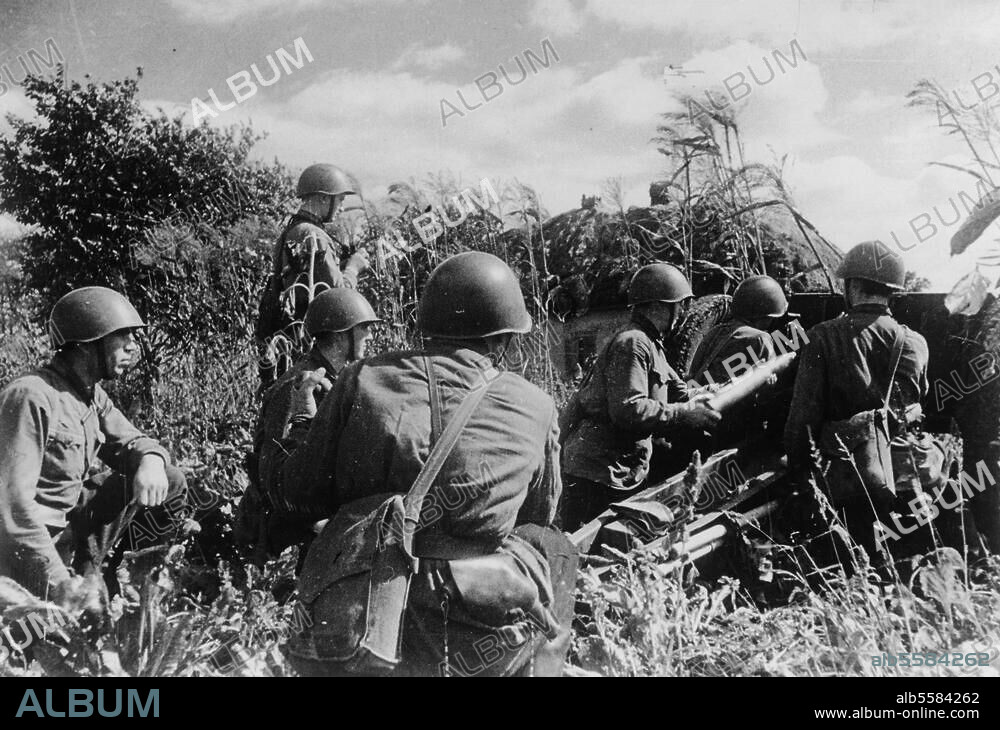 History / World War II / Soviet Union 1941-45. Soviet artillery firing. Photo, September 1941.