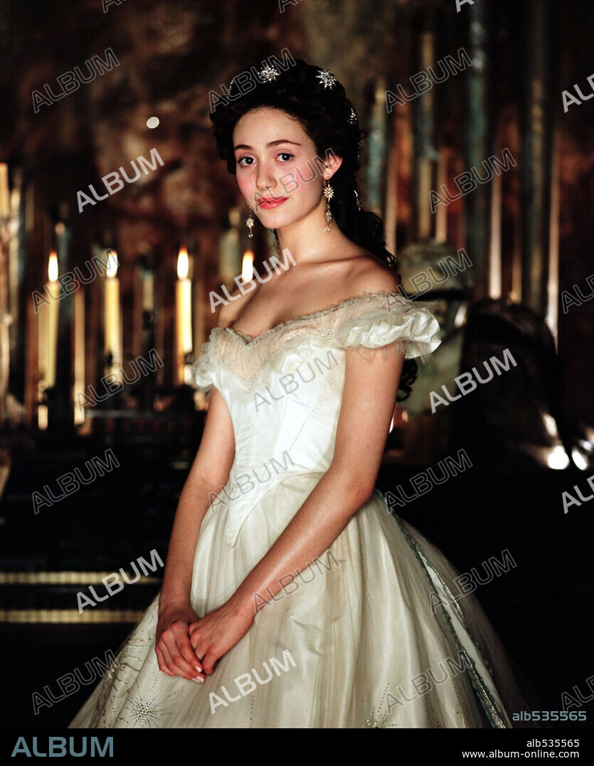 EMMY ROSSUM in THE PHANTOM OF THE OPERA, 2004, unter der Regie von JOEL SCHUMACHER. Copyright WARNER BROS. PICTURES.