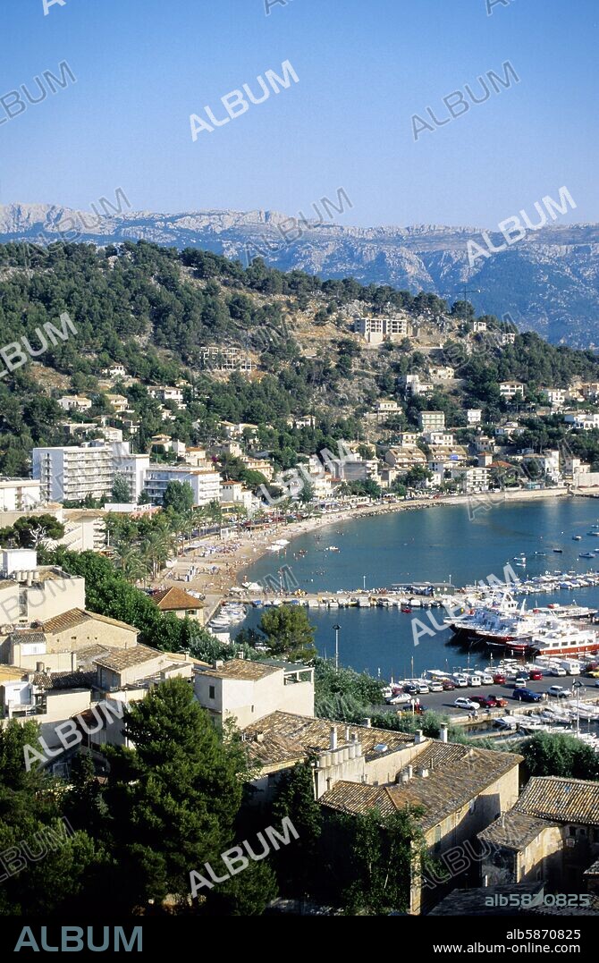 Port de Sóller, vista parcial de pueblo y bahía (Sierra de la Tramuntana)  / Tramontana.