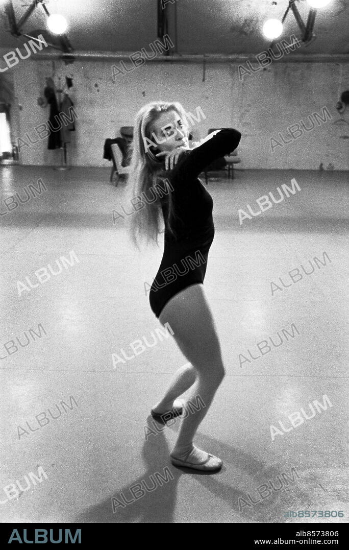 STOCKHOLM 1960-10-05.. ANIARA. Opera i TV av Karl-Birger Blomdahl efter Harry Martinsons versepos i bearbetning av Erik Lindegren. Producent: Arne Arnbom.. Sänt första gången 1960-10-23.. Här ses Wiweka Ljung repetera Libidels dans.. Foto: Bertil S-son Åberg / RiR / SVT / Kod: 5600. Reportage publ. i RiR 43/60 sid 18.. RiR 15673 sv/v neg. Repetitioner.