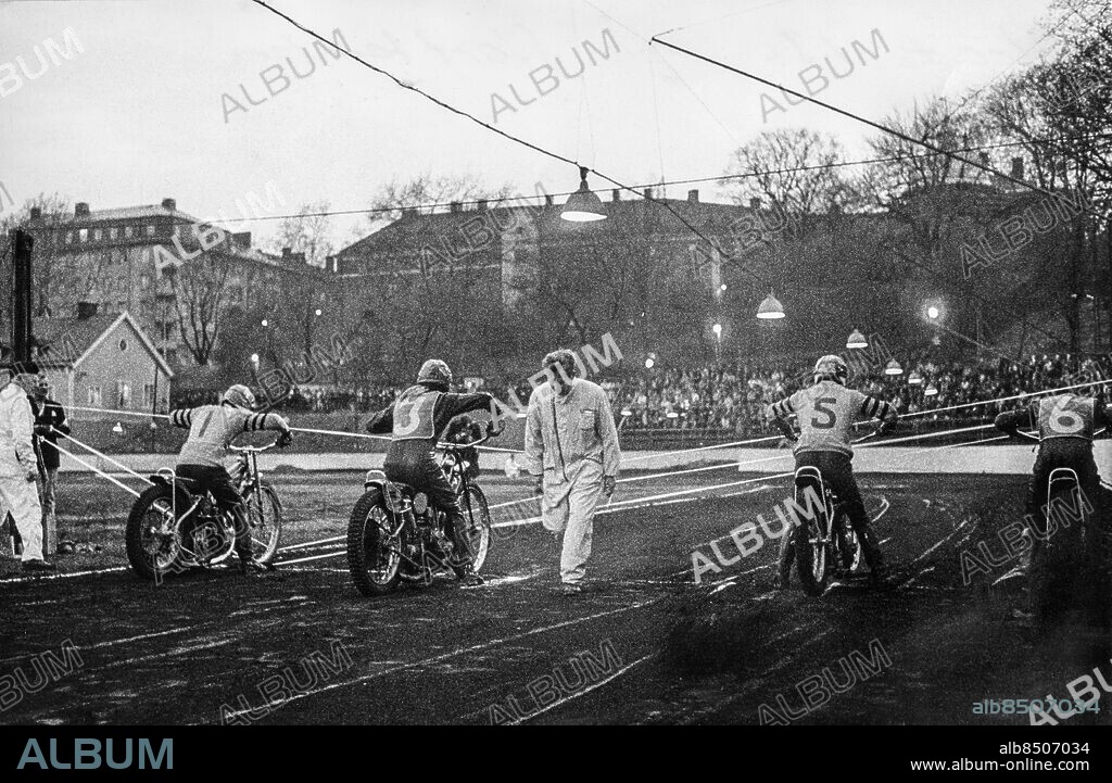 ARKIV STOCKHOLM 1969-05-08 Start i heat 13 mellan Getingarna och Kaparna från Göbeborg under speedwaytävling på Hammarby IP i Stockholm 8 maj 1969. Getingarna vann med 46-32.. Foto: Pressens Bild / TT / Kod: 190.