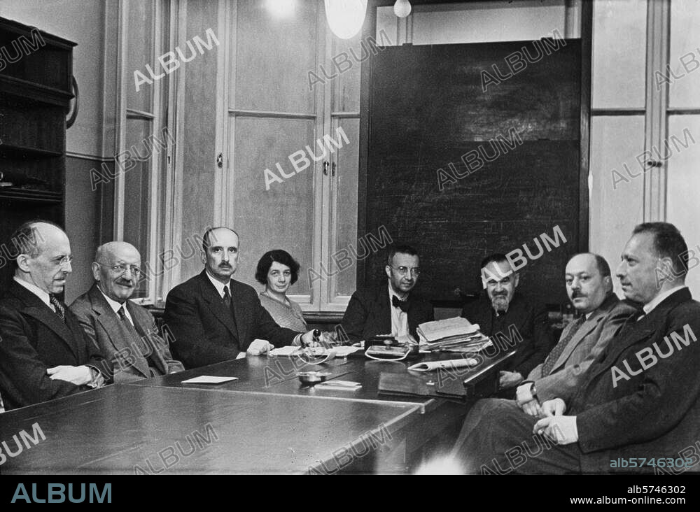 Geschichte / Deutschland / Juden /. NS-Zeit (1933-45). Das Kuratorium der Hochschule für die Wissenschaft des Judentums in Berlin-Mitte, Sitzung am. 24.6.1935: V. l., Prof. Dr. Zwi Schur, Dr. Arnold Seligsohn, Willy Dreyfus, Sekretärin L.Moskowitz, Heinrich Veit Simon, Ismar Ellenbogen, Alexander Philipsohn u. Rudolf Herzfeld.- / Foto (Abraham Pisarek).