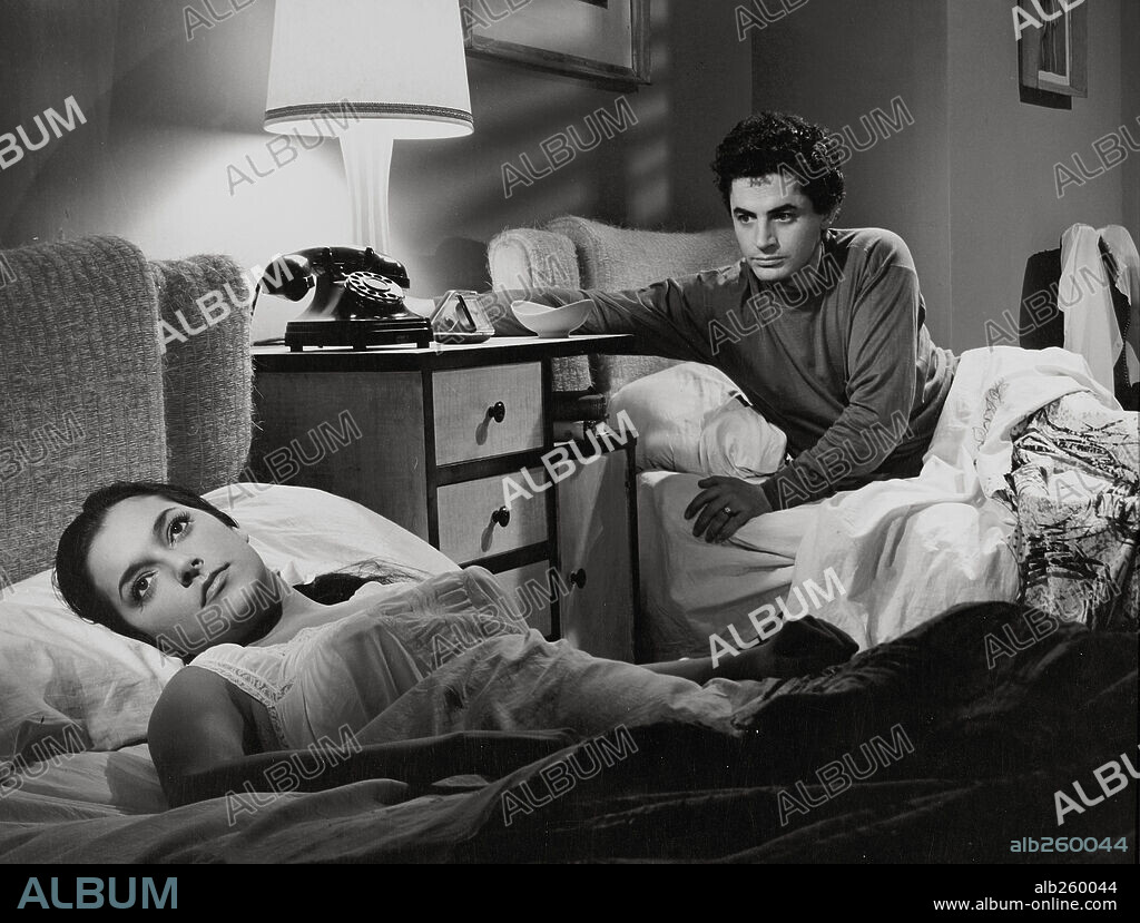 ANTONIO MOLINA y MARIA ANGELES HORTELANO en EL CRISTO DE LOS FAROLES, 1958, dirigida por GONZALO DELGRAS. Copyright UNION FILMS.
