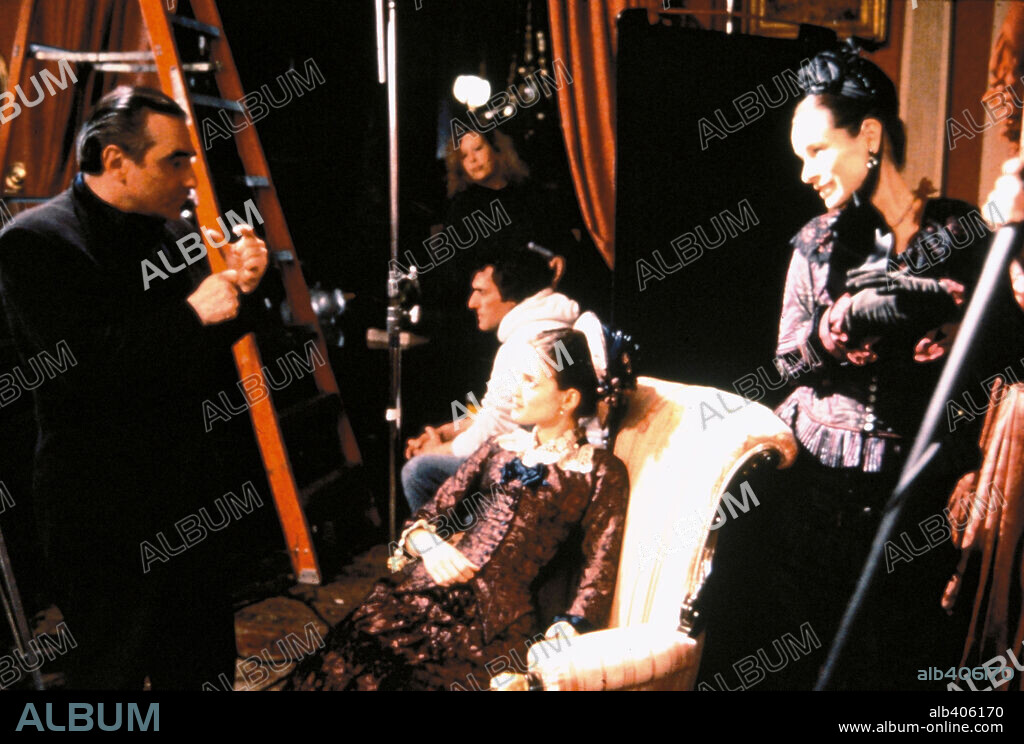 GERALDINE CHAPLIN, MARTIN SCORSESE and WINONA RYDER in THE AGE OF INNOCENCE, 1993, directed by MARTIN SCORSESE. Copyright COLUMBIA PICTURES.