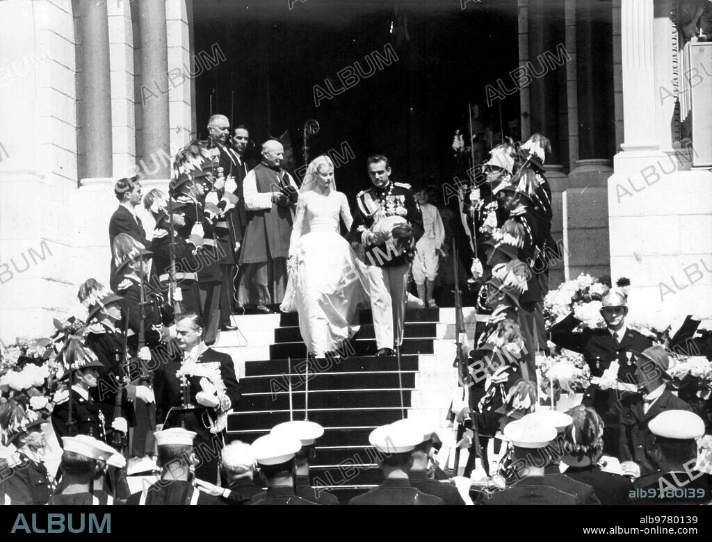 Mónaco, 19/04/1956. Boda entre Rainiero III de Mónaco y Grace Kelly en la catedral de Mónaco. En la imagen, la pareja de recien casados saliendo de la catedral.