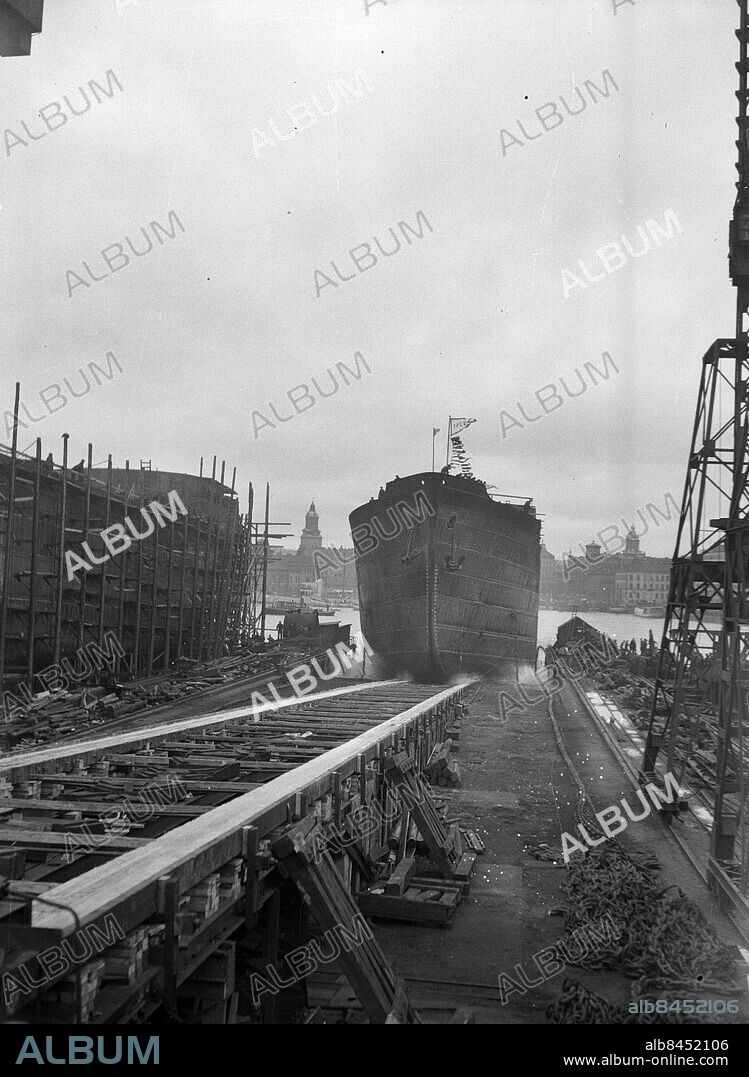 Göteborg - 1937-11-10 - Sjösättning och dop på Götaverken - gudmor i mitten och varvschefen Hugo Hammar till höger - *** Local Caption *** Krep Låda 2013-08. KAMERAREPORTAGE.