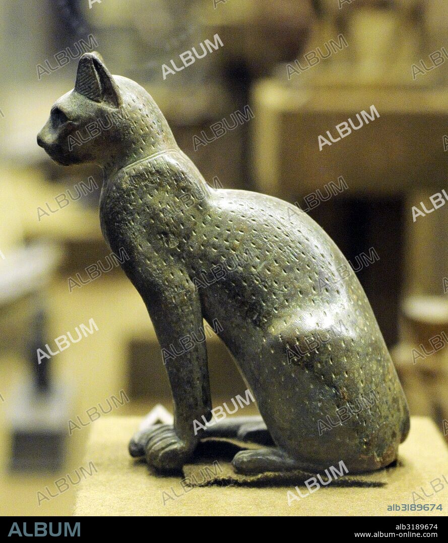 Arte Antiguo Egipto. Escultura en bronce de la Diosa Bastet o Bast, divinidad de la armonía y felicidad. Representada como gato doméstico. The State Hermitage Museum. San Petersburgo. Rusia.