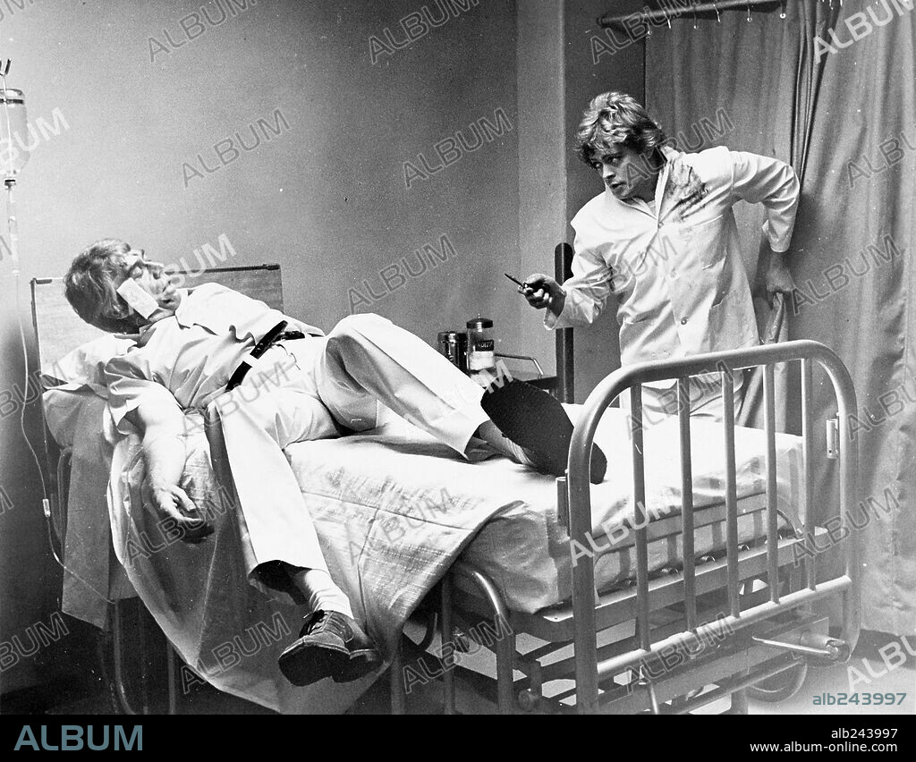 JAMES COBURN y MICHAEL BLODGETT en DIAGNÓSTICO: ASESINATO, 1972 (THE CAREY TREATMENT), dirigida por BLAKE EDWARDS. Copyright M.G.M.