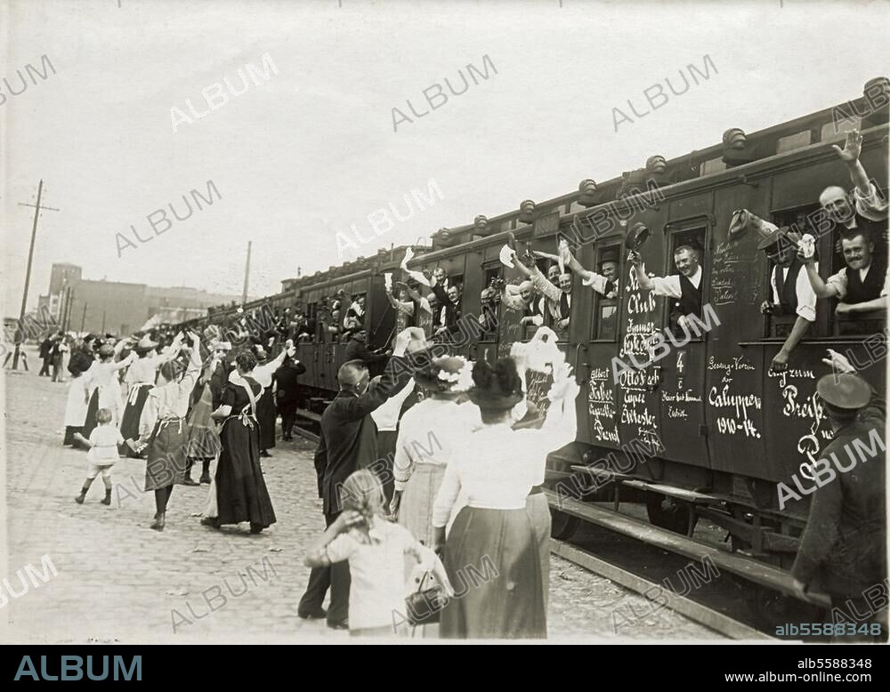 World War I, 1914-18 / Berlin. Departure of a troop transport train from a Berlin station. Photo (Otto Haeckel), 28 August 1918.