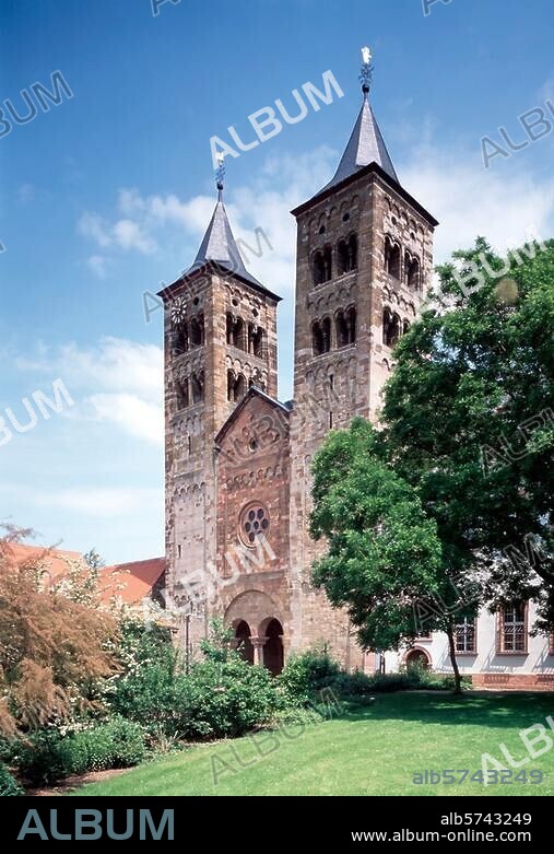 Ilbenstadt, Gemeinde Niddatal-Ilbenstadt (Wetterau, Hessen), ehem. Prämonstratenserklosterkirche. (gestiftet vom Hl. Gottfried von Cappenberg, gebaut um 1123 - 1159). Außenansicht: Westfassade. Foto.