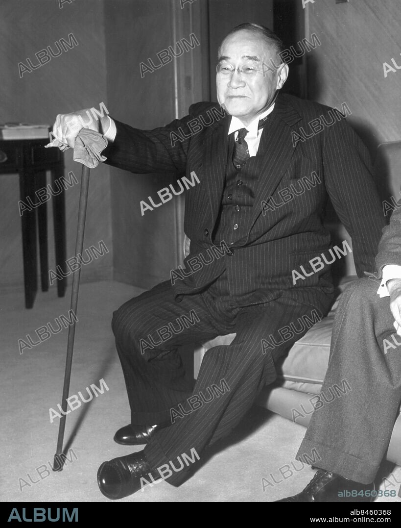 Orig. bildtext... ADD JAPANESE PRIME MINISTER WASHINGTON, D.C. NOV. 8th. Japanese Prime Minister Shigeru Yoshida is shown here at the State Dept. as he waits in the reception room. He met this morning with Sec. of State Dulles and also FOA Director Harold Stassen. Anm. S Yoshida 1878-1967, Japans premiärminister 1946-1947 och 1948-1954. Minspel Handskar Kostymer Käppar Väntan CD494 persons: SHIGERU YOSHIDA sites: USA;JAPAN*;WASHINGTON D C.