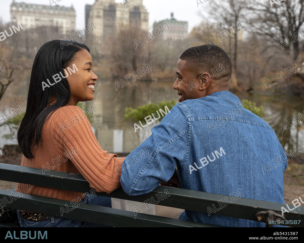 CHANTE ADAMS et MICHAEL B. JORDAN dans A JOURNAL FOR JORDAN, 2021, réalisé par DENZEL WASHINGTON. Copyright Outlier Society / Sony Pictures Entertainment.