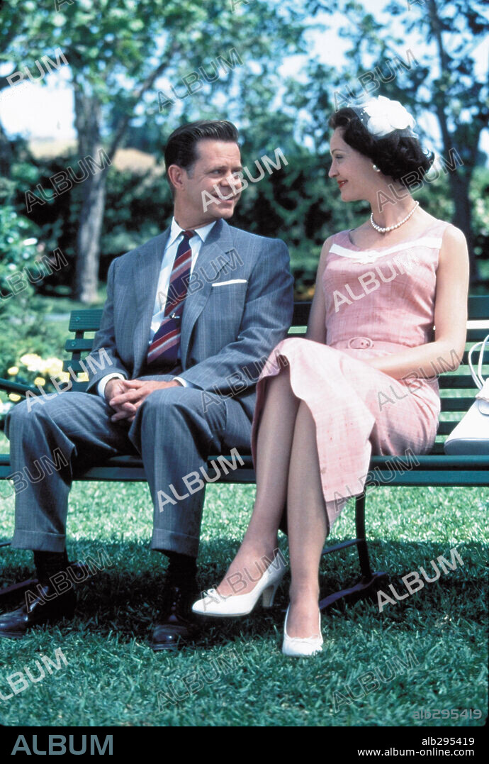 JOAN ALLEN y WILLIAM H. MACY en PLEASANTVILLE, 1998, dirigida por GARY ROSS. Copyright NEW LINE CINEMA / NELSON, RALPH.