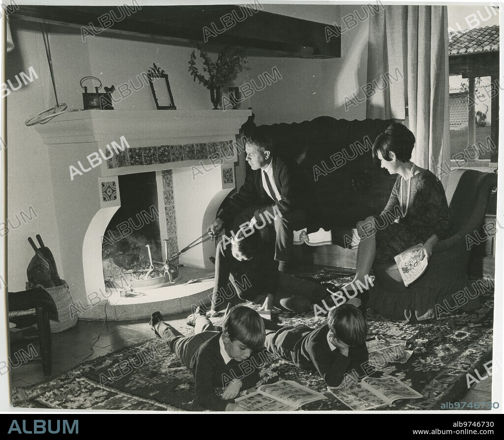 1970 (CA.) Escena familiar de Luis García Berlanga con su mujer e hijos.