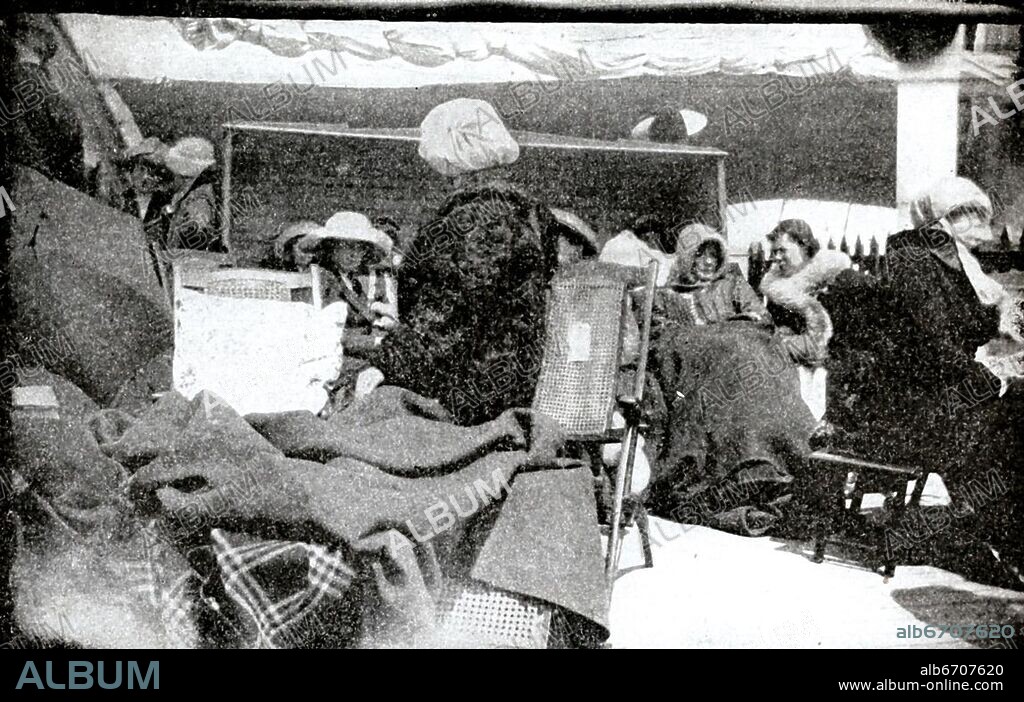 Gruppe von geretteten Passagieren, wird mit Decken ausgestattet auf der Carpathia, Der Untergang der Titanic, Überlebende, Rettung, Foto, A group of rescued passengers being supplied with wraps abroad Carpathia, The sinking of the Titanic, Photo.