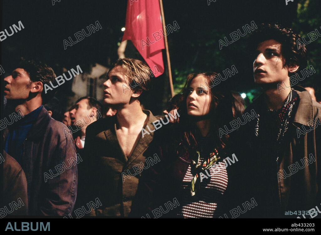 EVA GREEN, LOUISE GARREL y MICHAEL PITT en SOÑADORES, 2003 (THE DREAMERS), dirigida por BERNARDO BERTOLUCCI. Copyright RECONDED PICTURE COMPANY/PENINSULAÑ FILMS/FICTION FILMS.