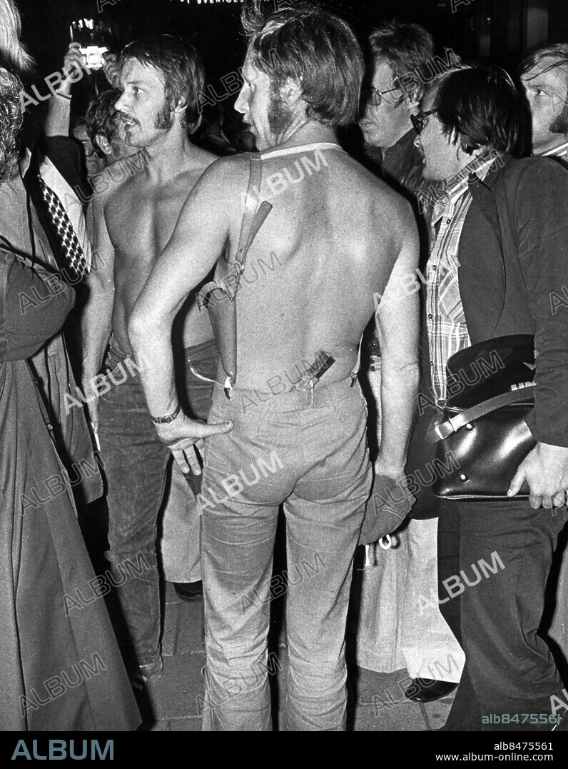 ARKIV -19730829 - Polismännen Håkan Larsson (th) och Jonny Olsson gick frivilligt ner i bankvalvet och avväpnade bankrånaren Jan-Erik Olsson som i sex dagar och fem nätter hållit fyra banktjänstemän som gisslan. Här intervjuas de efter väl förrättat värv. Foto: TT Kod: 190 . COPYRIGHT SCANPIX SWEDEN.