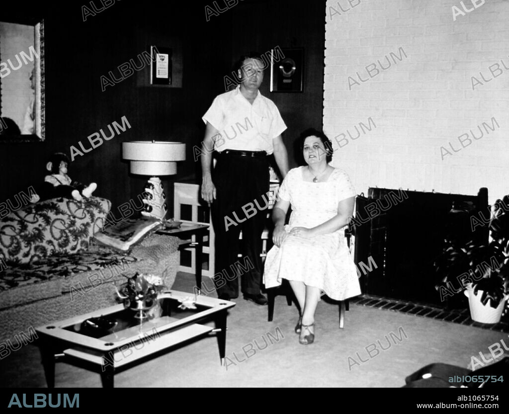 La madre de Elvis Presley, Gladys Presley, y su padre Vernon Presley en su casa de Audubon.