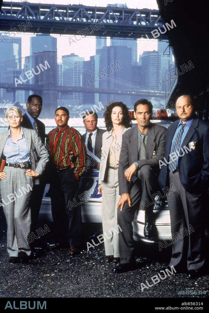 AMY BRENNEMAN, DENNIS FRANZ, GORDON CLAPP, JAMES MCDANIEL, JIMMY SMITS y NICHOLAS TURTURRO en POLICIAS DE NUEVA YORK-TV, 1993 (NYPD BLUE-TV). Copyright 20TH CENTURY FOX TV.