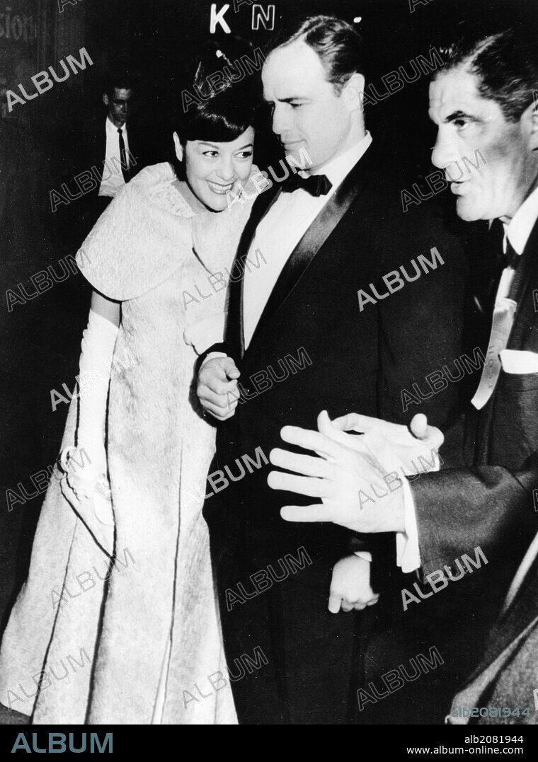 MARLON BRANDO y MOVITA BRANDO. Nov. 20, 1962 - Los Angeles, CA, USA - MARLON BRANDO was quite simply one of the most celebrated and influential screen and stage actors of the postwar era; he rewrote the rules of performing, and nothing was ever the same again. PICTURED: Brando and his wife MOVITA CASTANEDA arriving to the premiere of 'Mutiny on the Bounty.' (Credit Image: © KEYSTONE Pictures USA/ZUMAPRESS.com). 20/11/1962