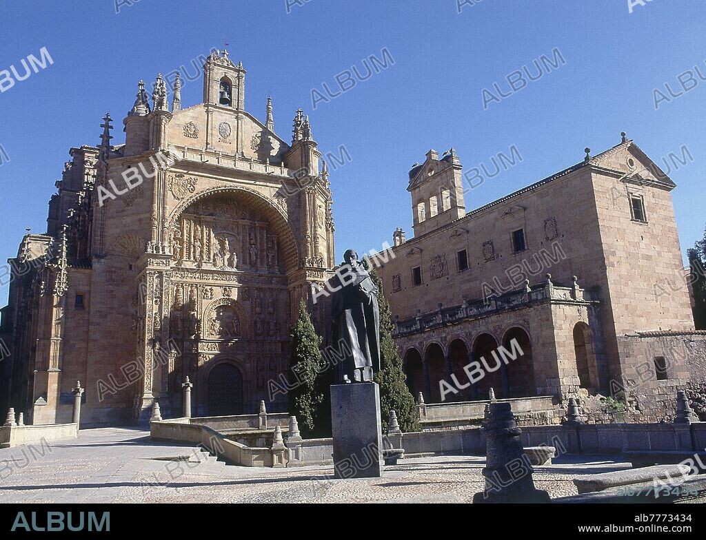 EXTERIOR - ESTATUA DE SAN ESTEBAN FRENTE A LA IGLESIA Y EL CONVENTO.