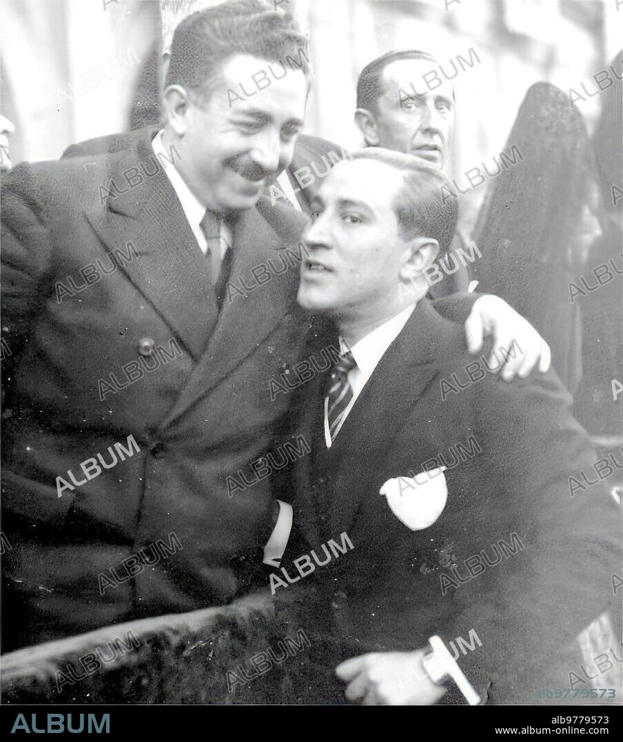 Isacio Contreras (On the Right) with the President of the Government, Salazar Alonso, in the Palquillo of the town hall in 1935. As a councilor, Contreras accompanied the Virgin of the Star on her departure in 1932.