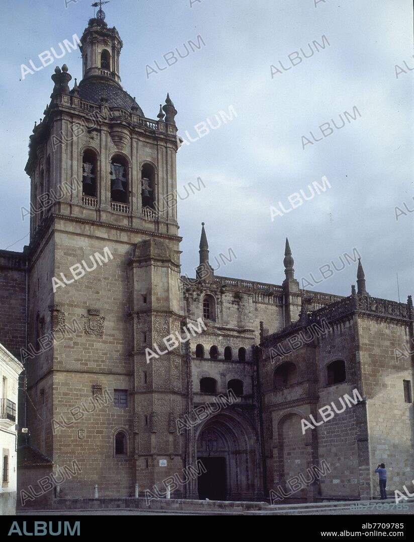 1506) MARTIN SOLORZANO (S. XV –?. FACHADA NORTE DE LA CATEDRAL DE CORIA CON PORTADA TARDOGOTICA DEL SIGLO XVI Y TORRE DEL SIGLO XVIII DISEÑADA POR MANUEL LARA CHURRIGUERA.
