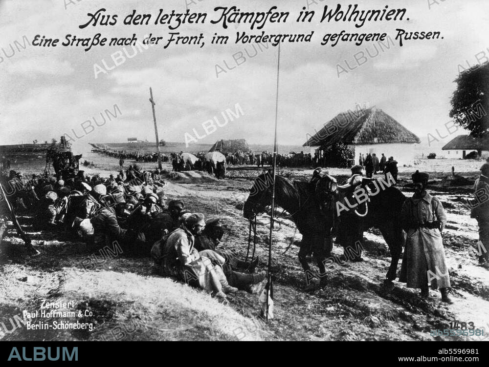 1. Weltkrieg / Ostfront. Kämpfe in Wolhynien (Südöstl. Polen / Ukraine; Sommer 1915 von den Mittelmächten erobert): Eine Straße nach der Front; im Vordergrund gefangene russische Soldaten. Foto, um 1915/16.