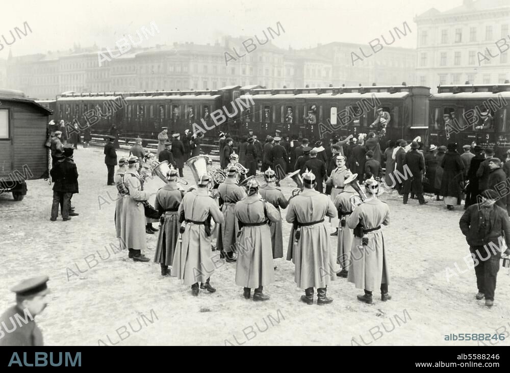 Berlin 1914. 1. Weltkrieg. Truppentransport auf einem Berliner Bahnhof: Eine Militärkapelle spielt bei der Abfahrt von Reservisten. Foto (Otto Haeckel).