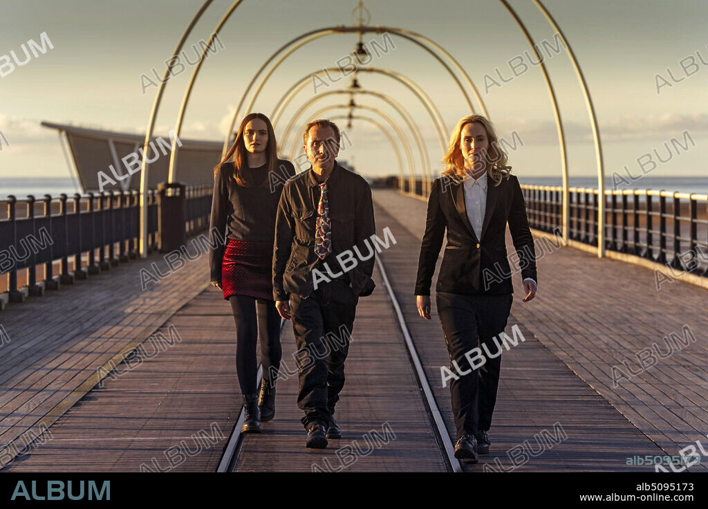 ABIGAIL LAWRIE, GENEVIEVE O'REILLY and TIM ROTH in TIN STAR, 2017, directed by JUSTIN CHADWICK. Copyright KUDOS FILM AND TELEVISION.