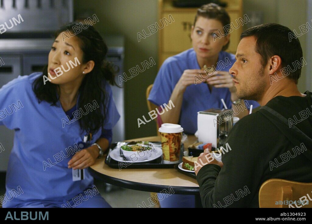 ELLEN POMPEO, JUSTIN CHAMBERS and SANDRA OH in GREY'S ANATOMY, 2005. Copyright TOUCHSTONE TELEVISION.