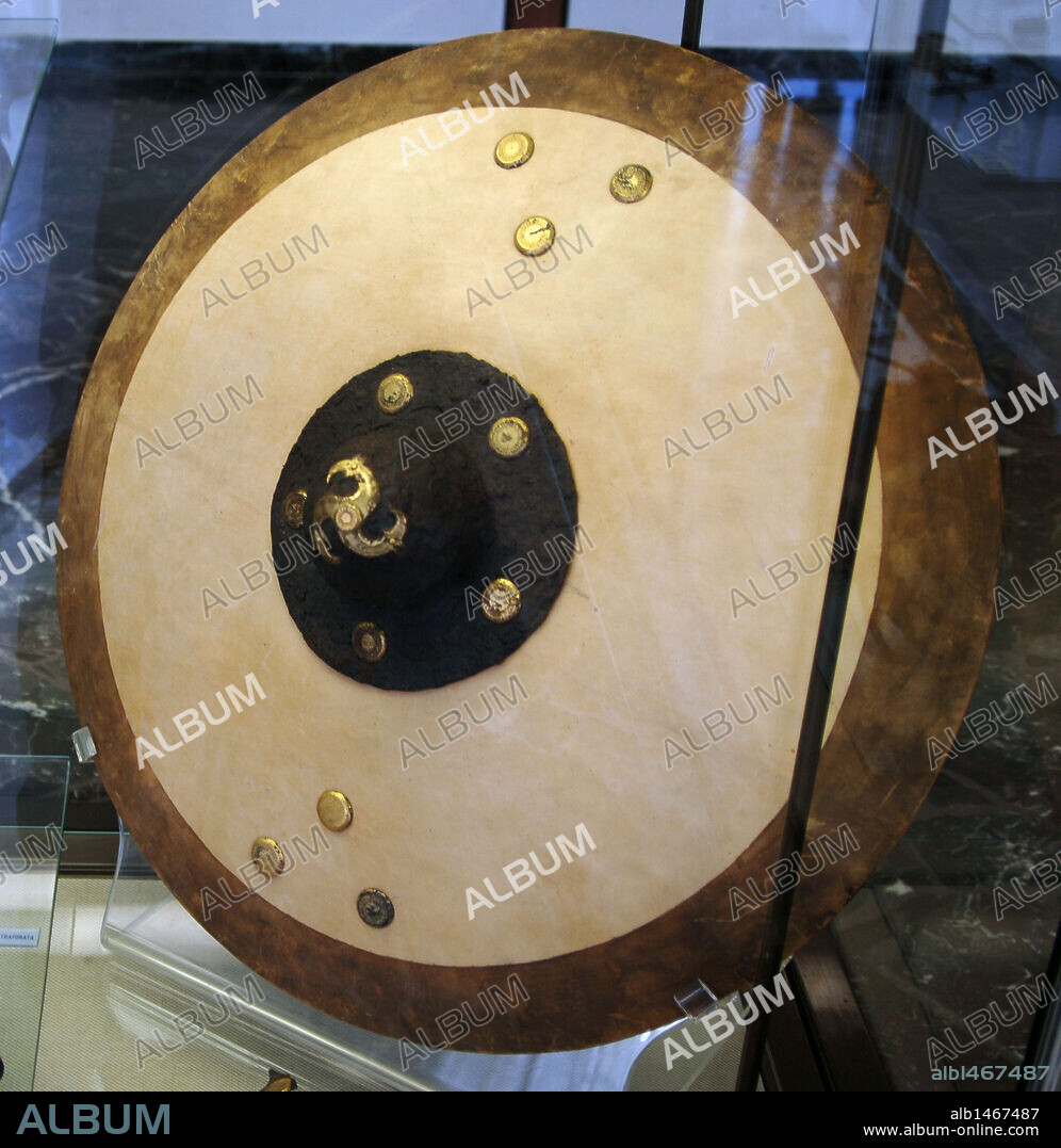 ARTE MEDIEVAL. ITALIA. RECONSTRUCCION DE UN ESCUDO. Museo del Alto Medioevo. Distrito EUR. Roma. Italia.