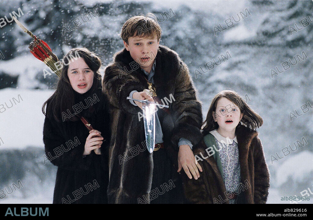 ANNA POPPLEWELL, GEORGIE HENLEY und WILLIAM MOSELEY in CHRONICLES OF NARNIA: THE LION, THE WITCH AND THE WARDROBE, THE, 2005, unter der Regie von ANDREW ADAMSON. Copyright WALT DISNEY PICTURES / VINET, PIERRE.